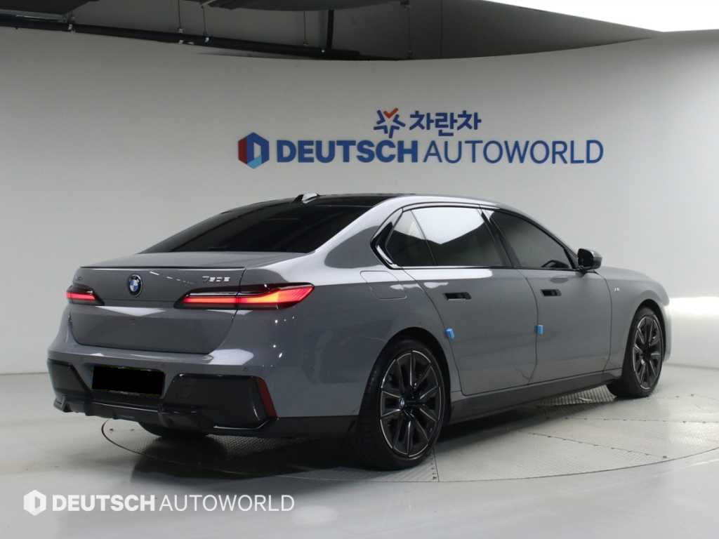 BMW 7-Series — photo 02