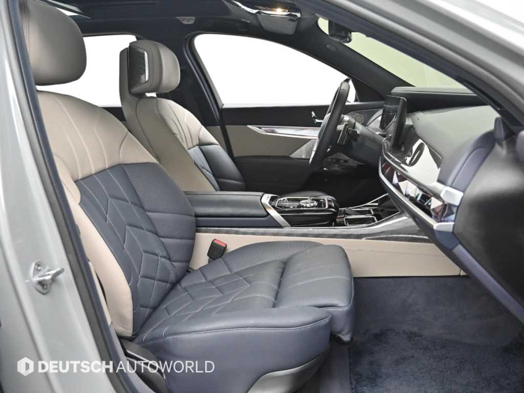 BMW 7-Series — photo 10