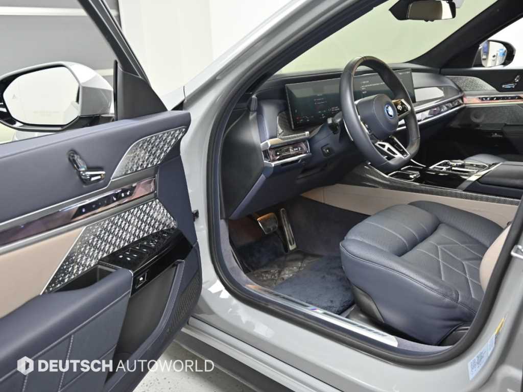 BMW 7-Series — photo 11