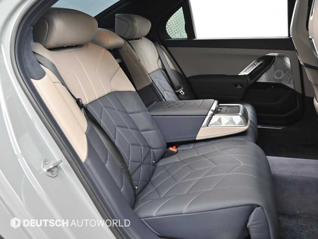 BMW 7-Series — photo 12