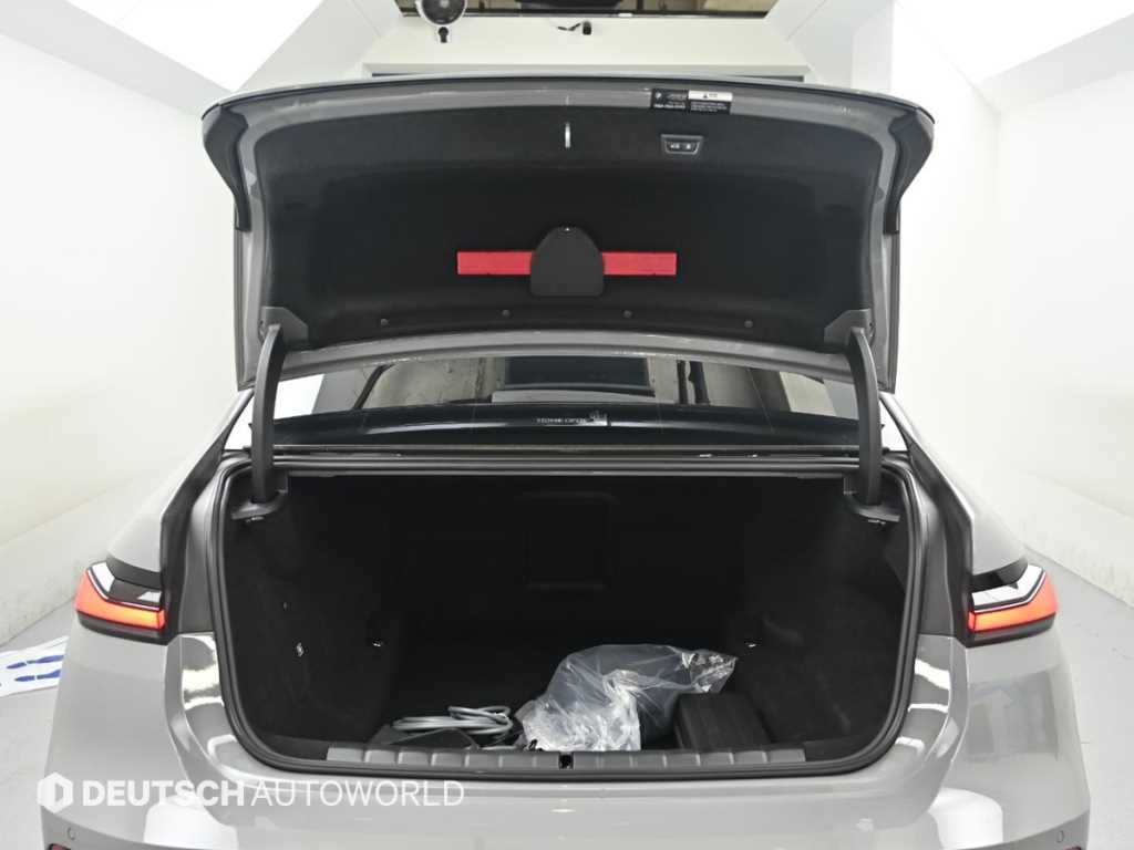 BMW 7-Series — photo 19