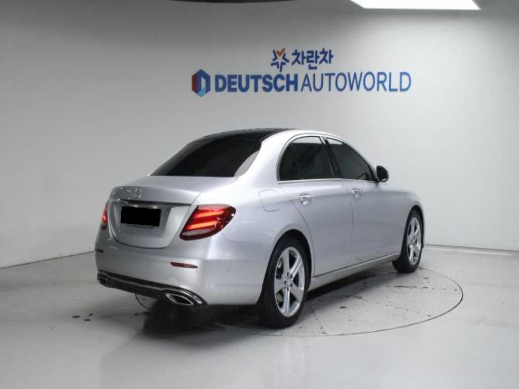 Mercedes-Benz E-Class — photo 02