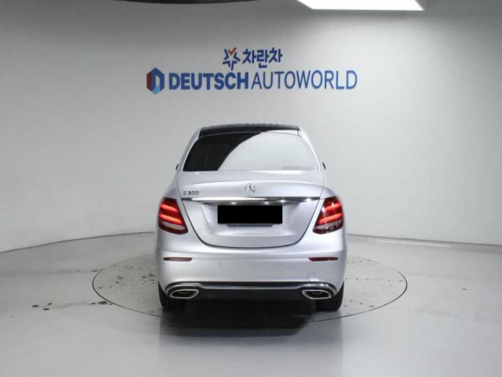 Mercedes-Benz E-Class — photo 04