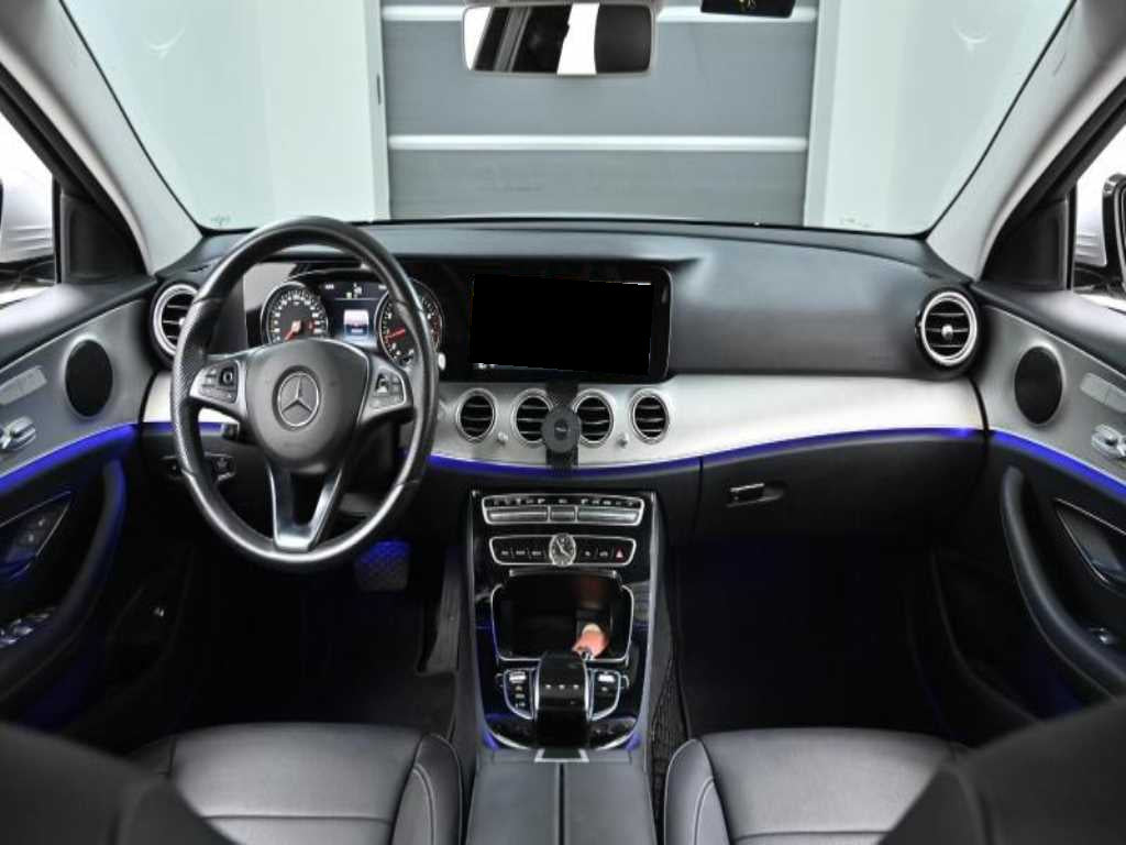 Mercedes-Benz E-Class — photo 07