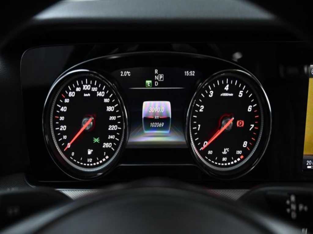 Mercedes-Benz E-Class — photo 08