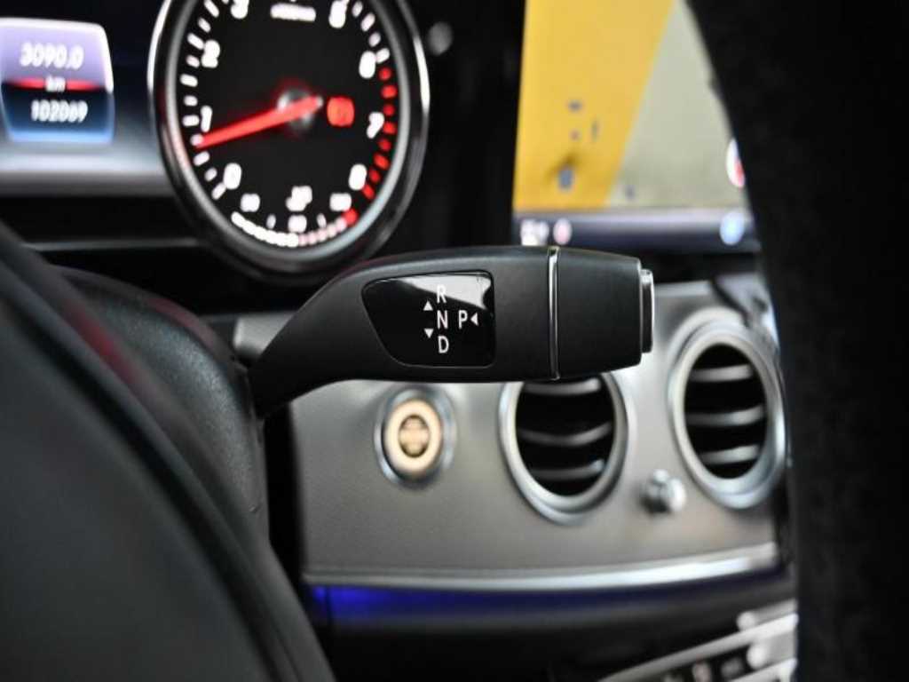 Mercedes-Benz E-Class — photo 09