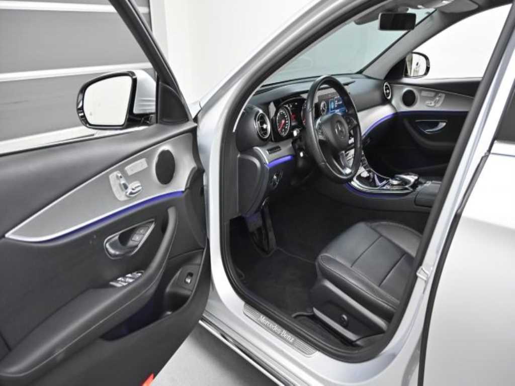 Mercedes-Benz E-Class — photo 10