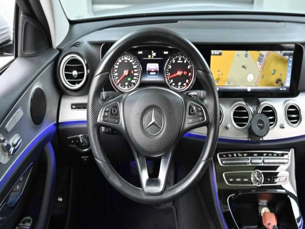 Mercedes-Benz E-Class — photo 13