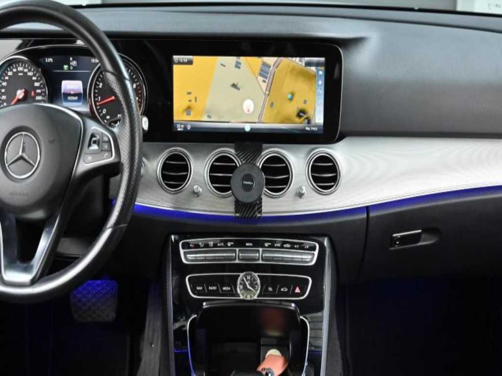 Mercedes-Benz E-Class — photo 14