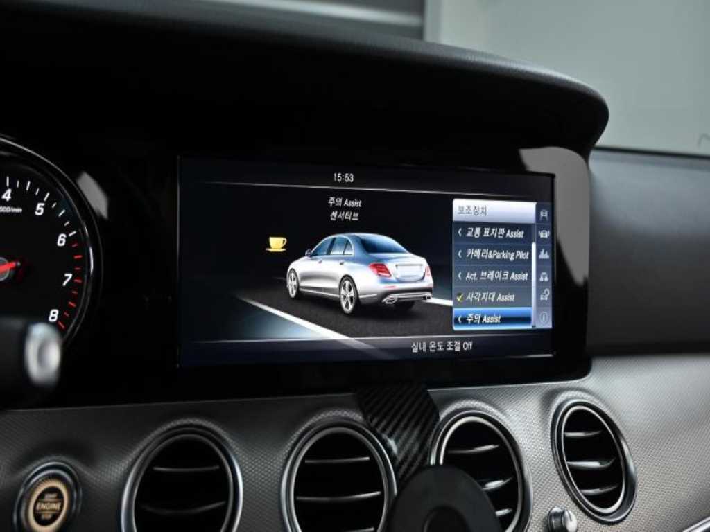 Mercedes-Benz E-Class — photo 17