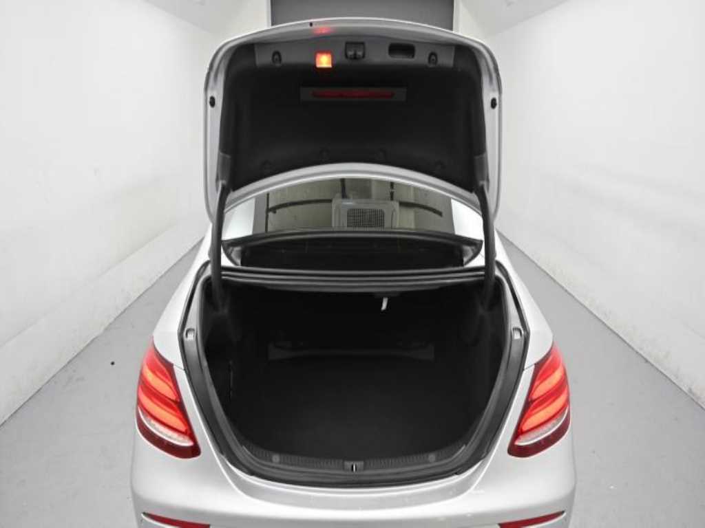 Mercedes-Benz E-Class — photo 20