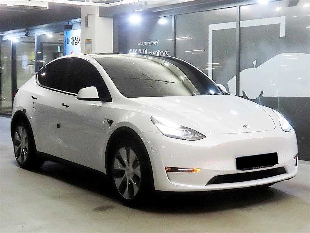 Tesla Model Y — photo 01