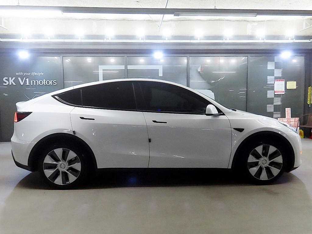 Tesla Model Y — photo 03