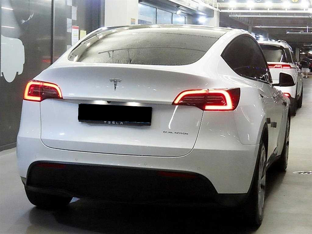 Tesla Model Y — photo 04