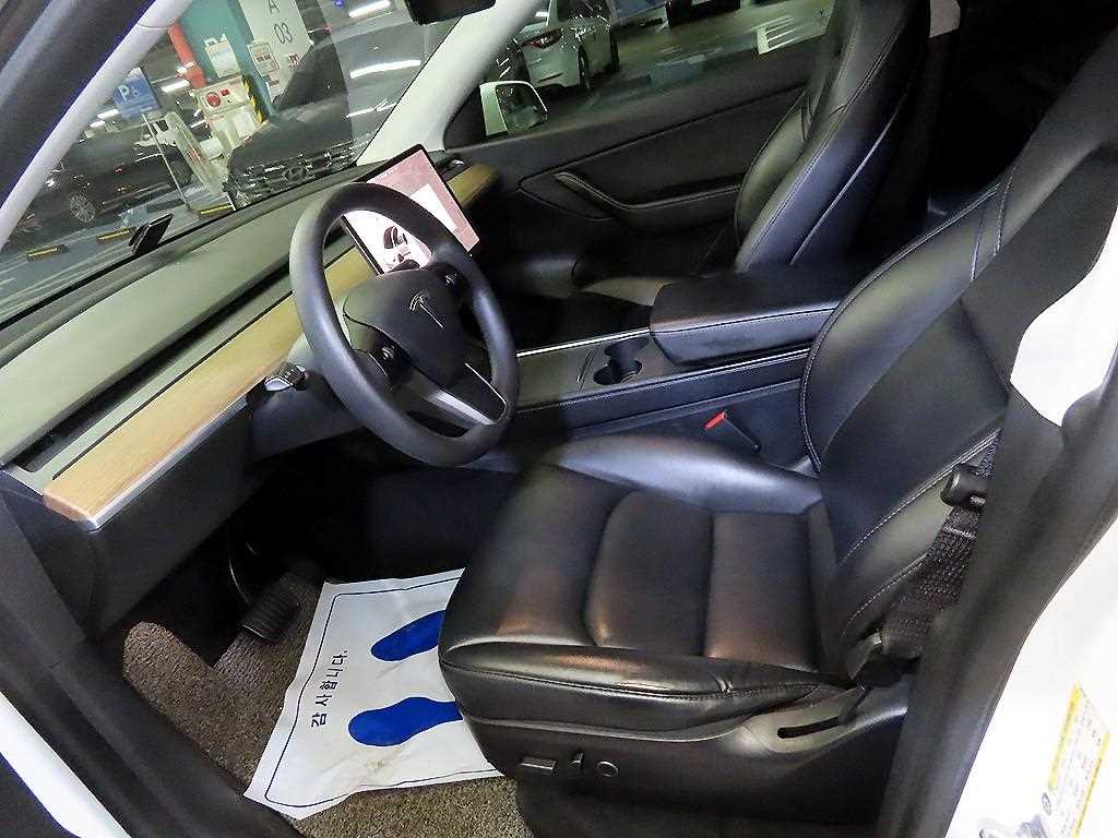 Tesla Model Y — photo 06