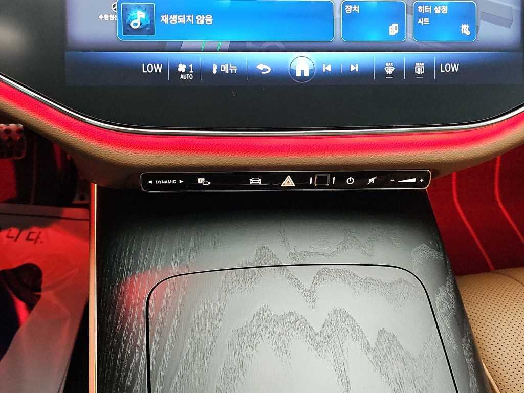 Mercedes-Benz E-Class — photo 10