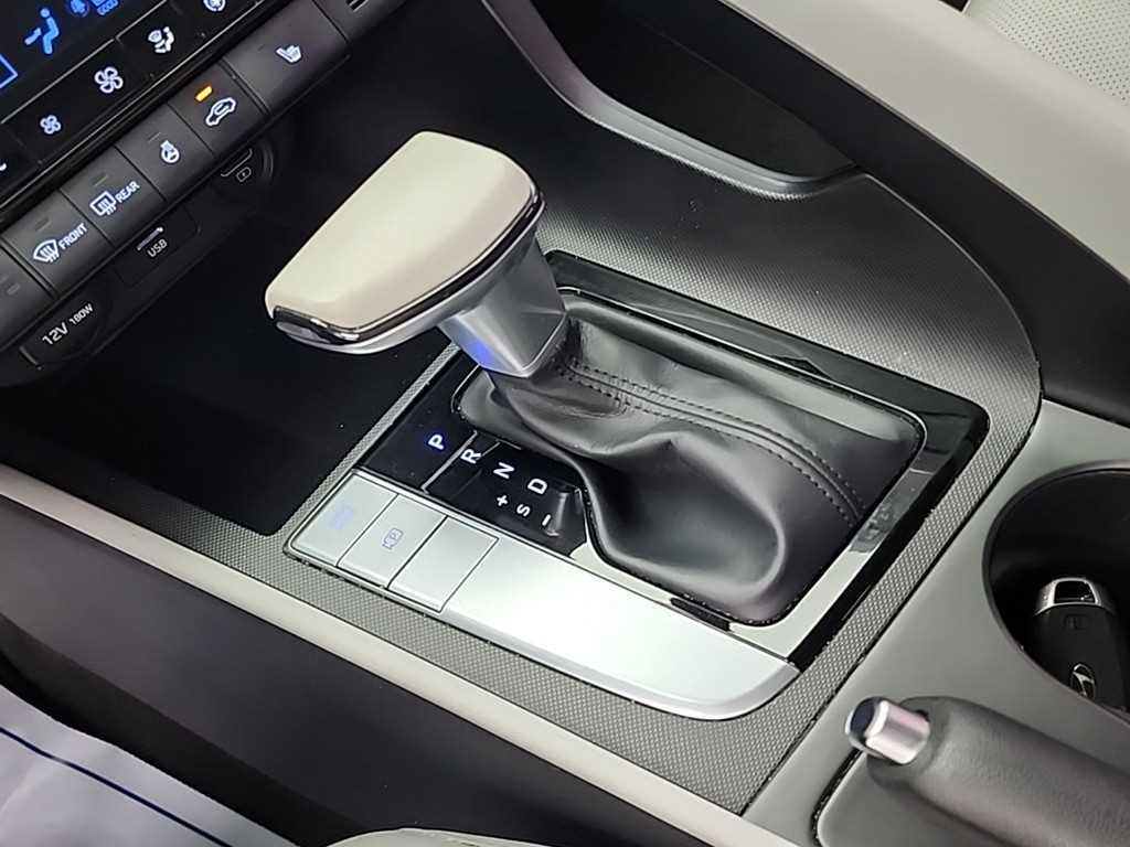 Hyundai Avante — photo 08
