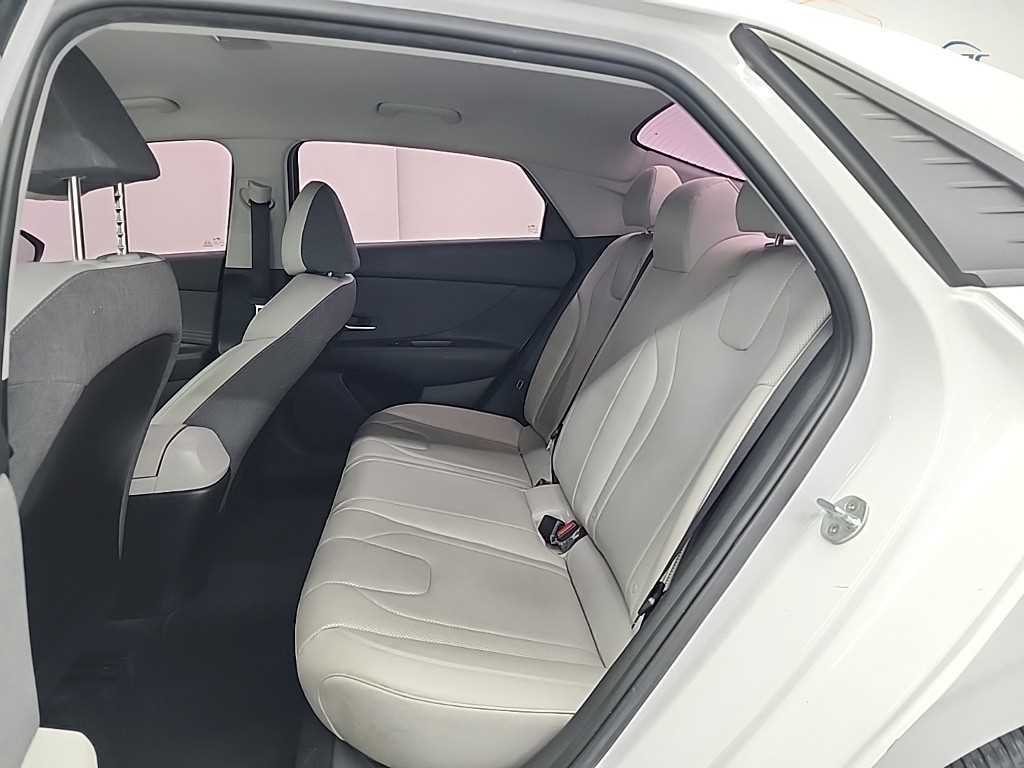 Hyundai Avante — photo 12