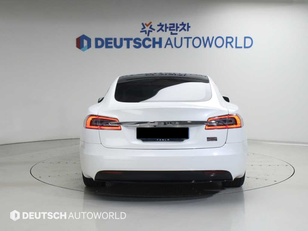 Tesla Model S — photo 04