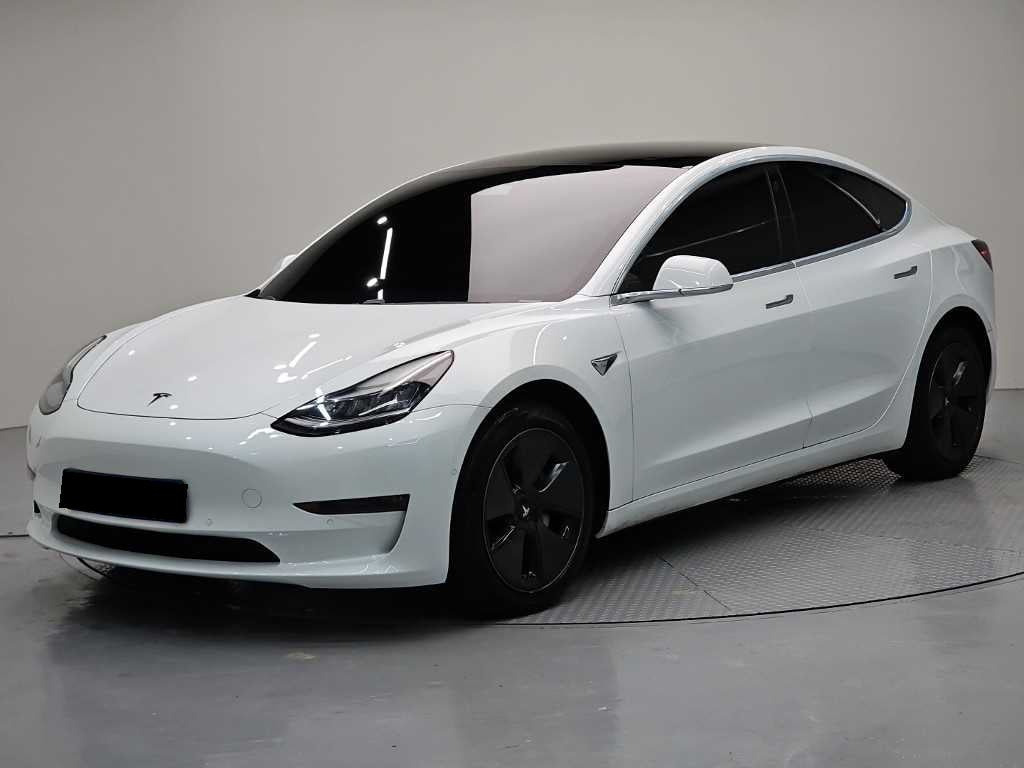 Tesla Model 3 — photo 01