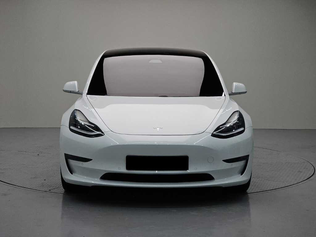 Tesla Model 3 — photo 02