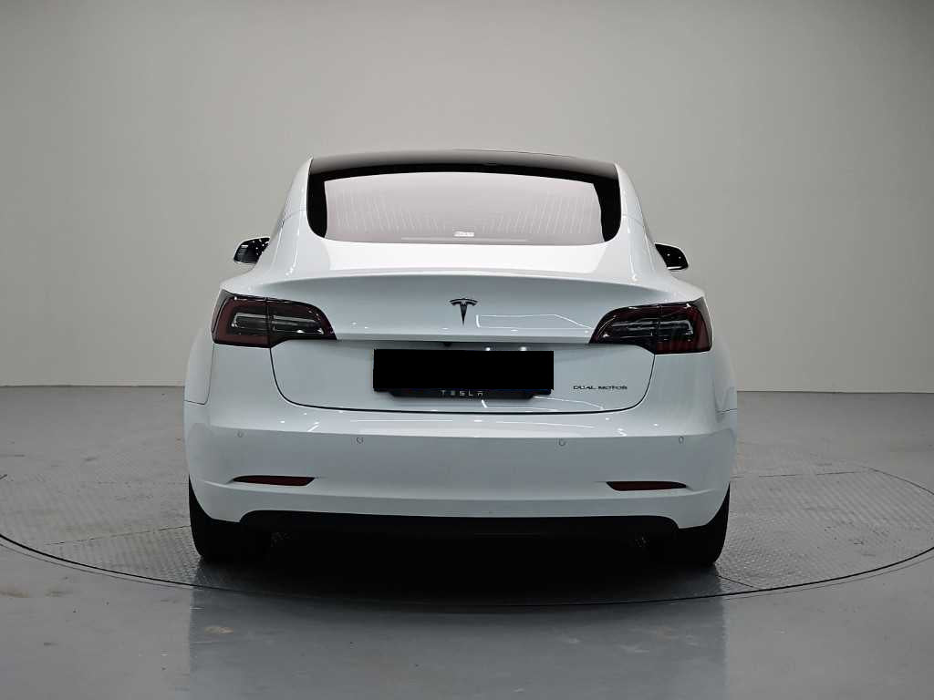 Tesla Model 3 — photo 03