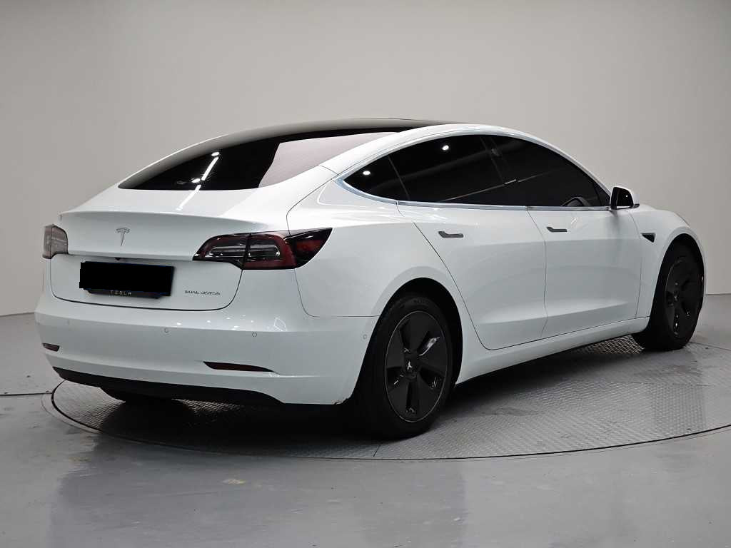 Tesla Model 3 — photo 04