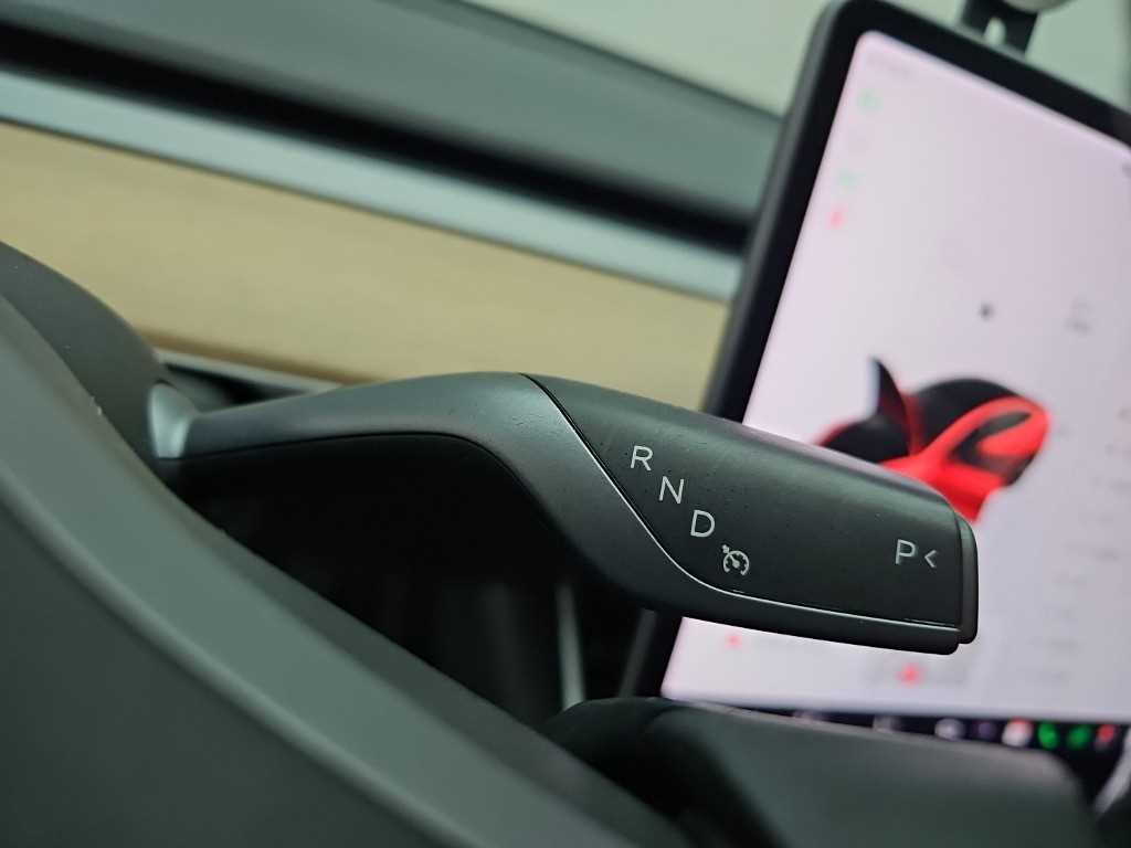 Tesla Model 3 — photo 08
