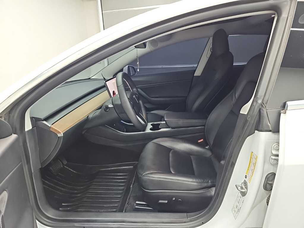 Tesla Model 3 — photo 11