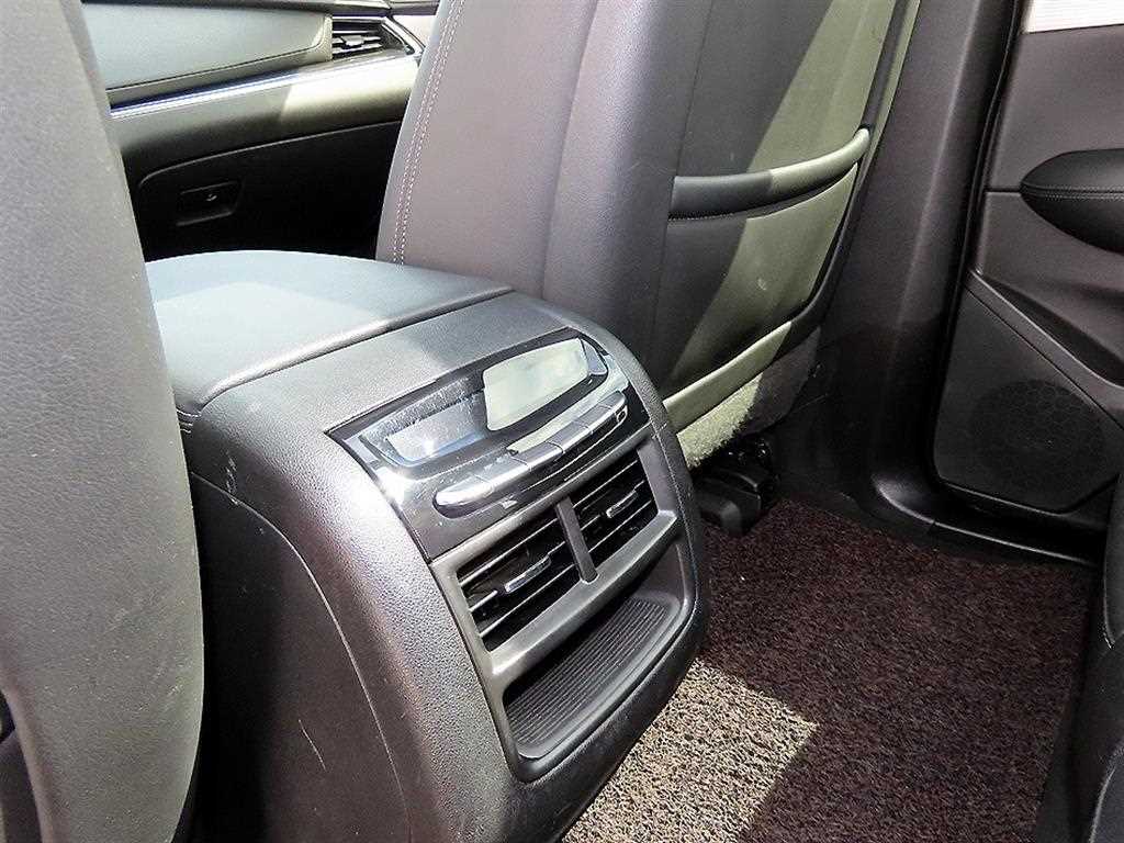 Cadillac XT5 — photo 16