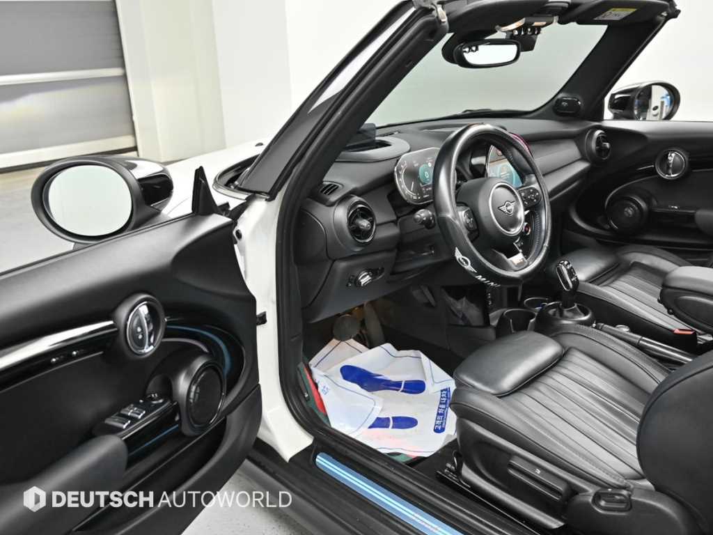Mini Cooper Convertible — photo 11
