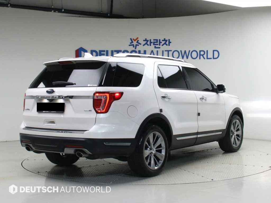 Ford Explorer — photo 02