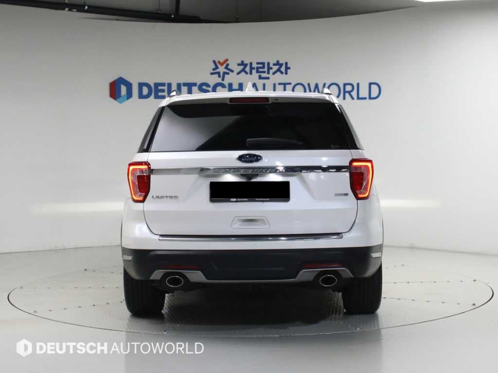 Ford Explorer — photo 04