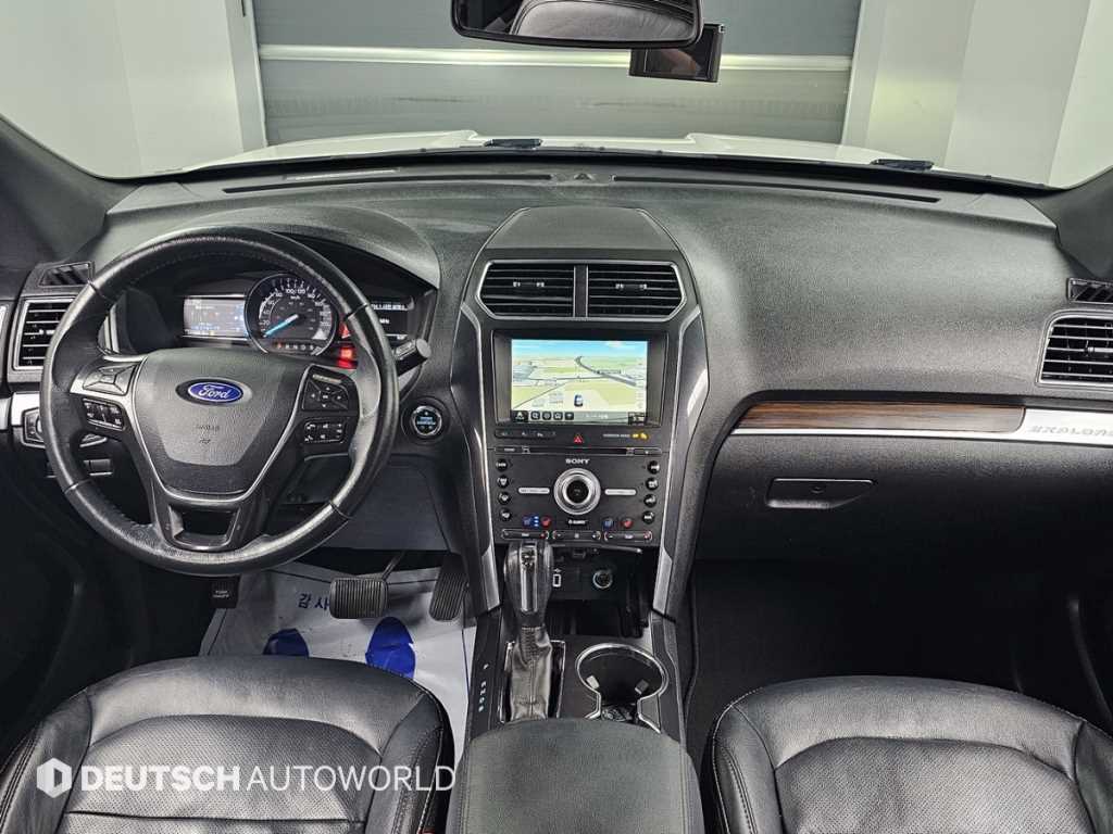 Ford Explorer — photo 07