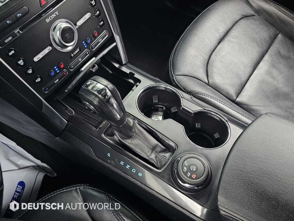 Ford Explorer — photo 09