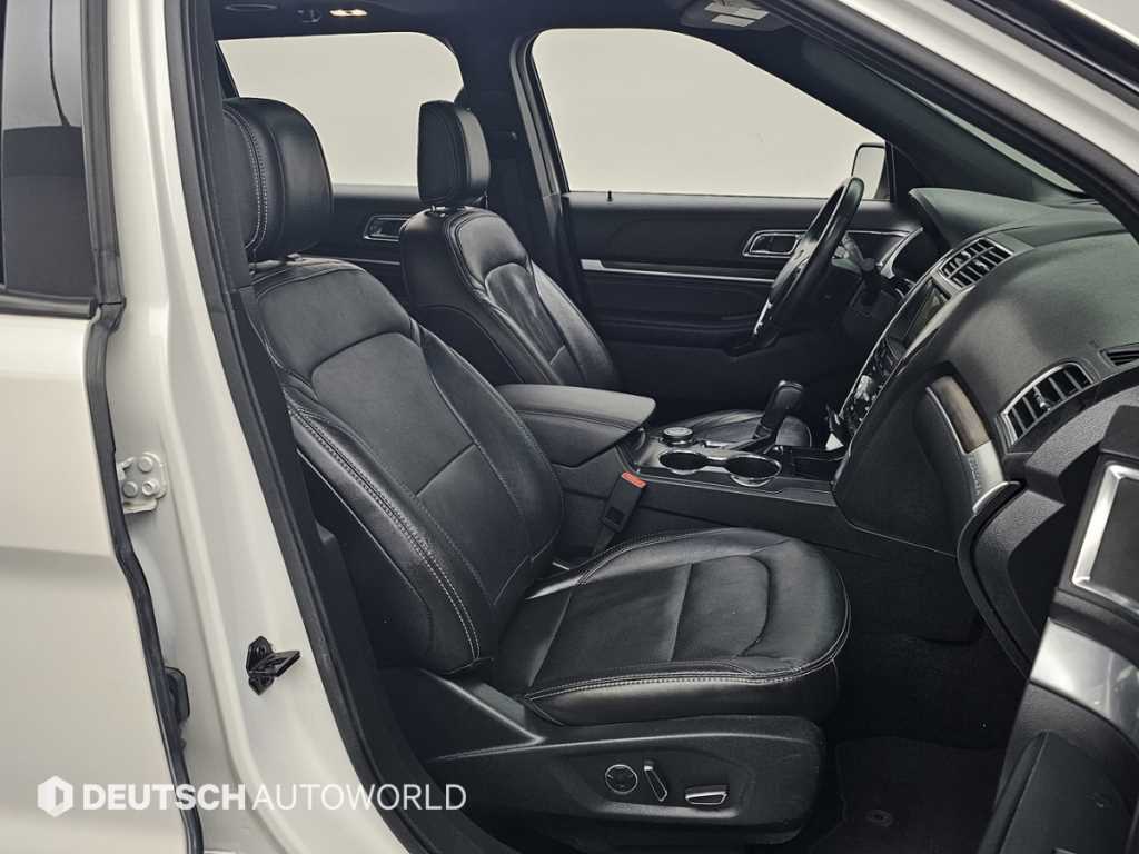 Ford Explorer — photo 10