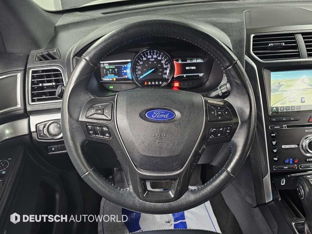 Ford Explorer — photo 13
