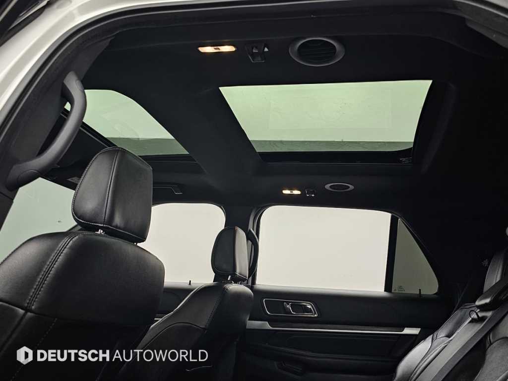 Ford Explorer — photo 18