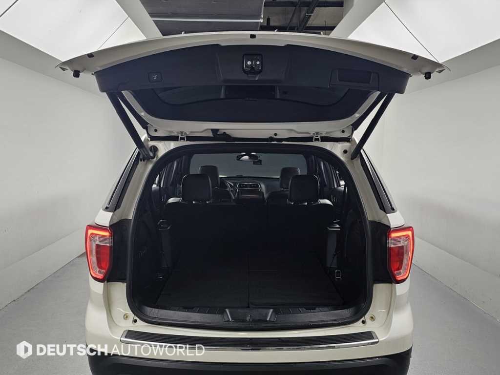 Ford Explorer — photo 19
