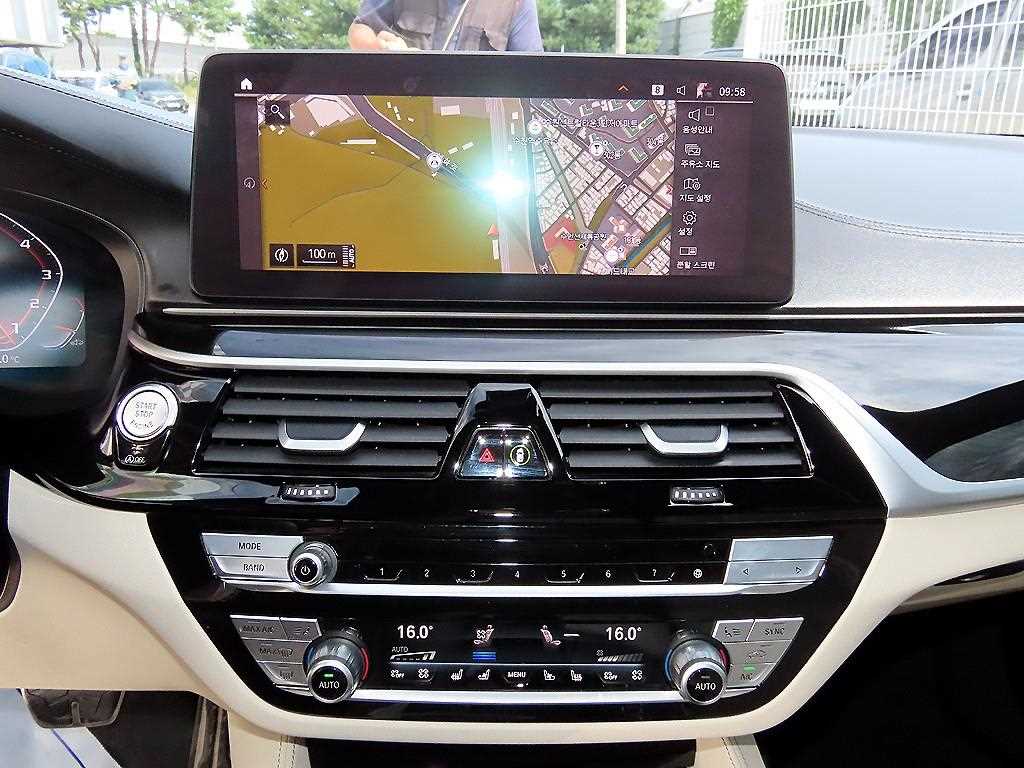 BMW 5-Series — photo 14