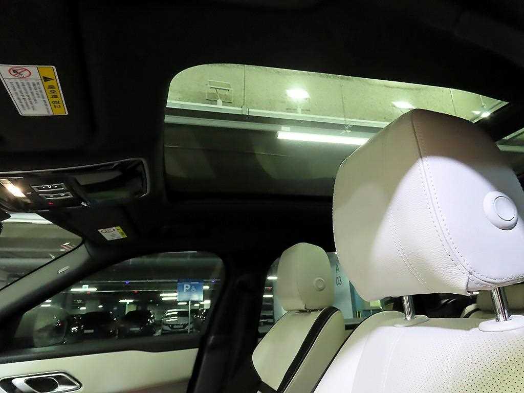 Land Rover Range Rover Velar — photo 16