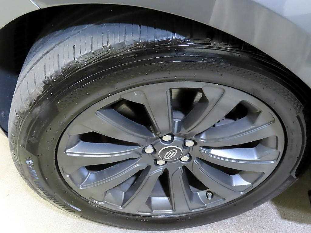 Land Rover Range Rover Velar — photo 20