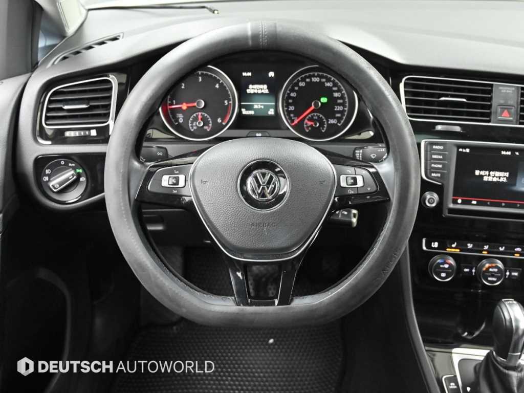 Volkswagen Golf — photo 13