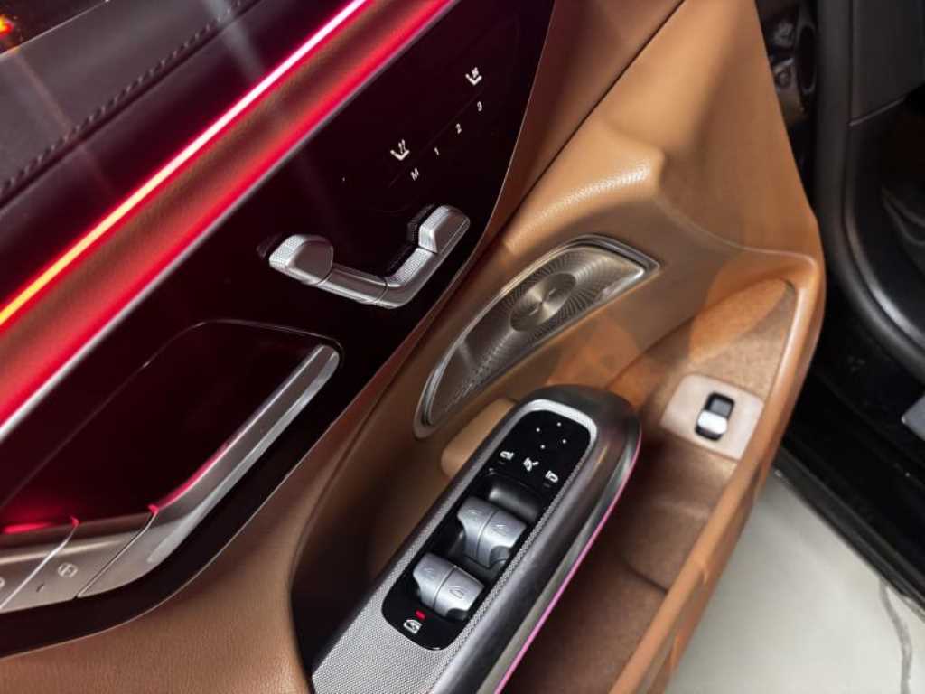Mercedes-Benz E-Class — photo 08