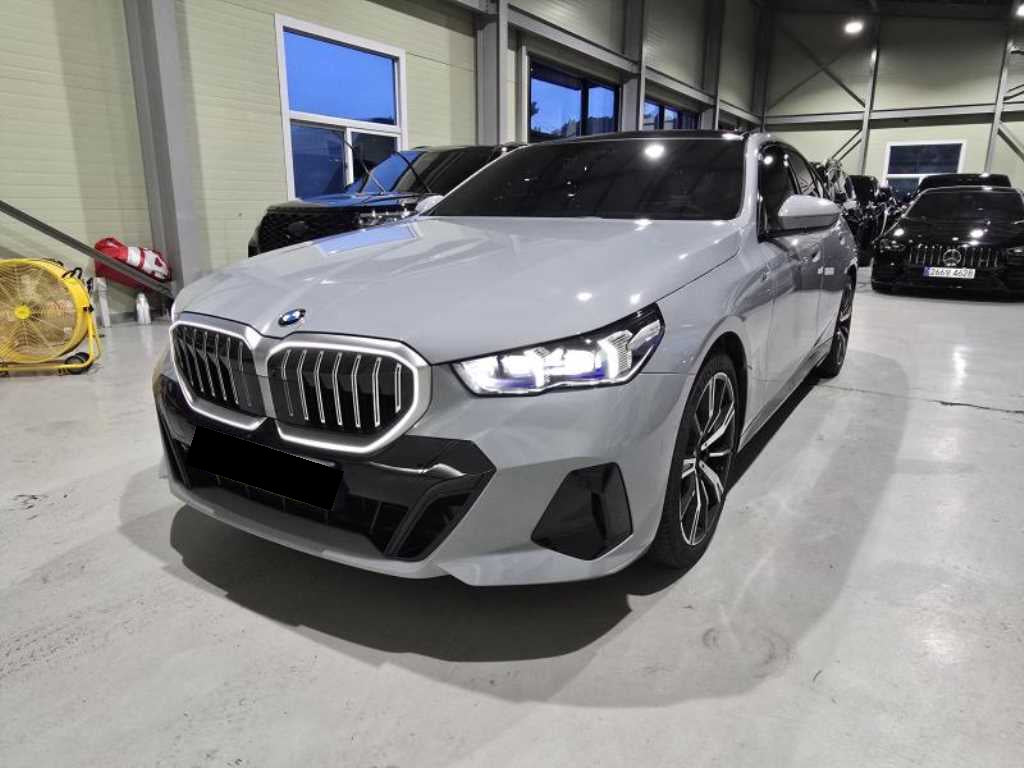 BMW 5-Series — photo 01