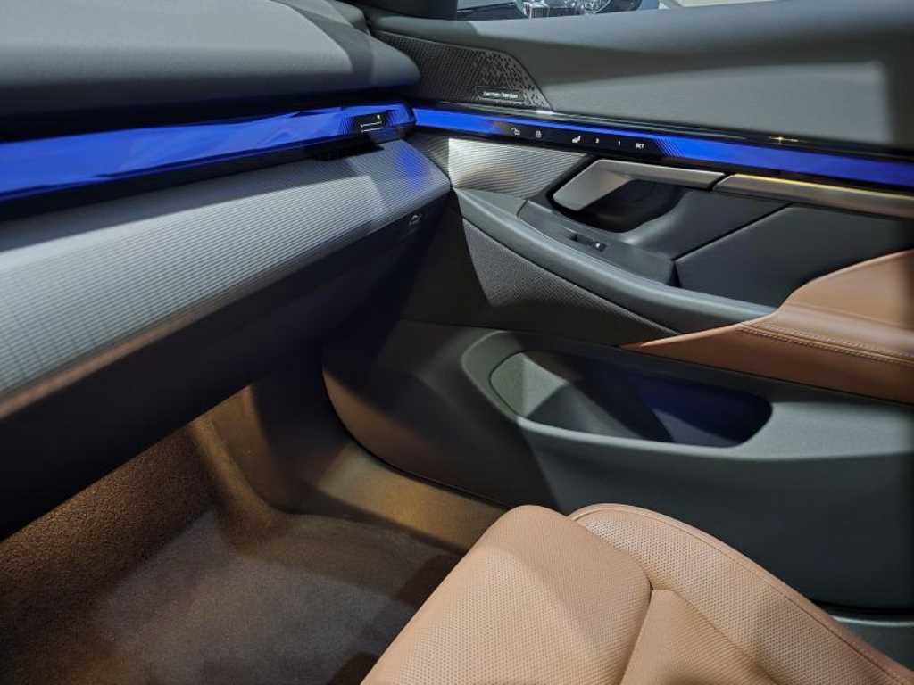 BMW 5-Series — photo 10
