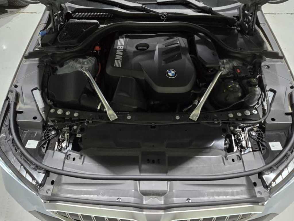 BMW 5-Series — photo 16