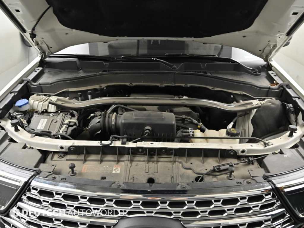 Ford Explorer — photo 06