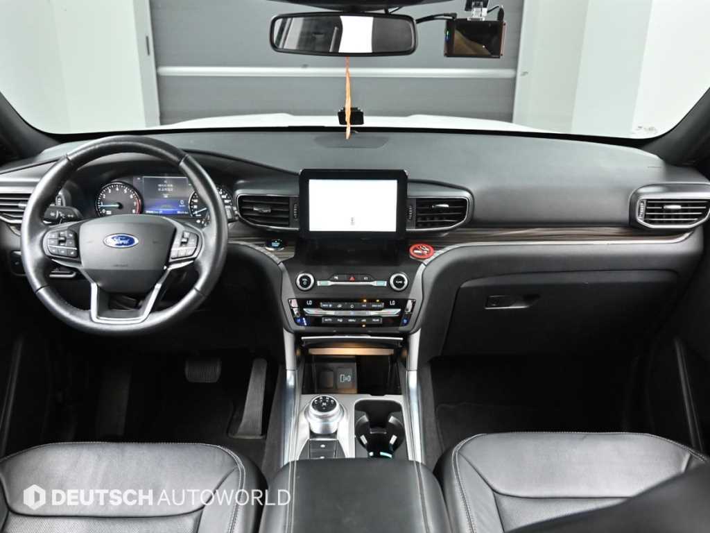 Ford Explorer — photo 07