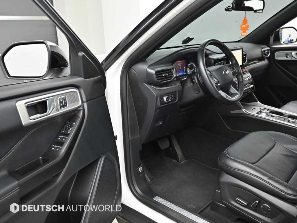 Ford Explorer — photo 11